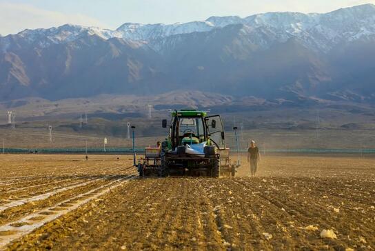 讓智慧農(nóng)業(yè)將科技的翅膀插入農(nóng)業(yè)現(xiàn)代化，助力農(nóng)業(yè)節(jié)本增效